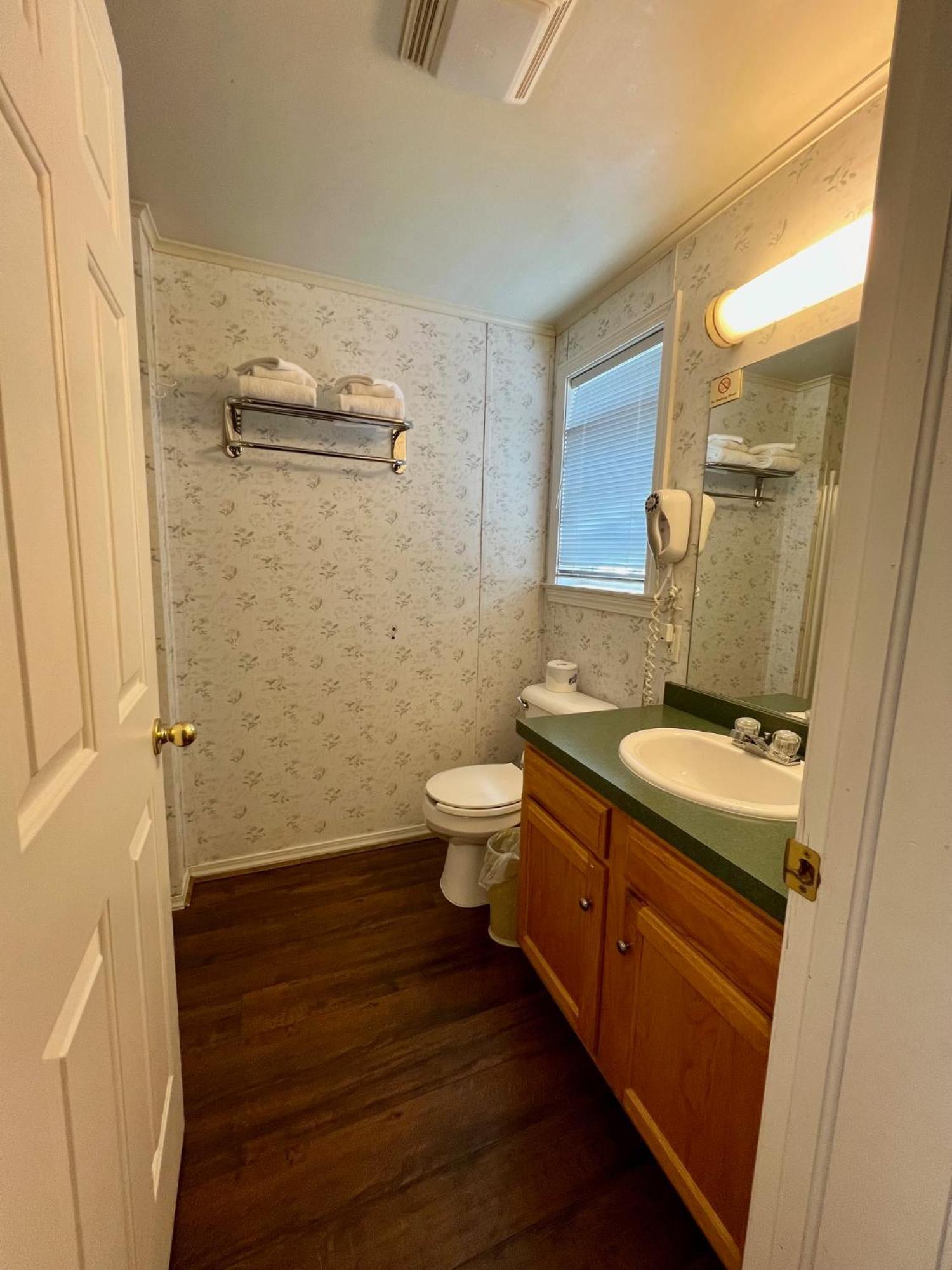 Rodeway Inn & Suites Brunswick Near Hwy 1 Esterno foto